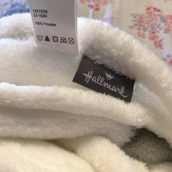 COMFORT & JOY Hallmark blanket - Picture 6 of 6